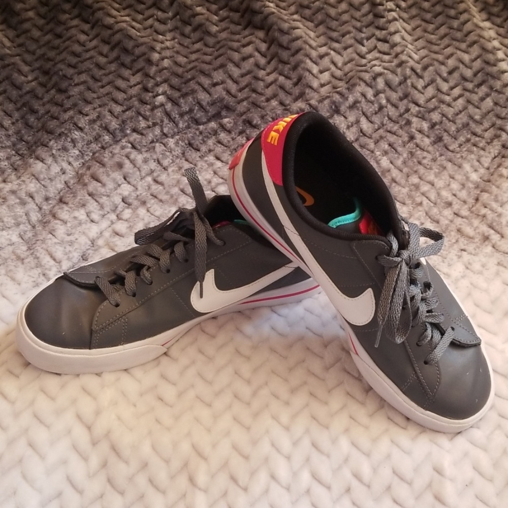 Nike 9.5 gray sneakers!